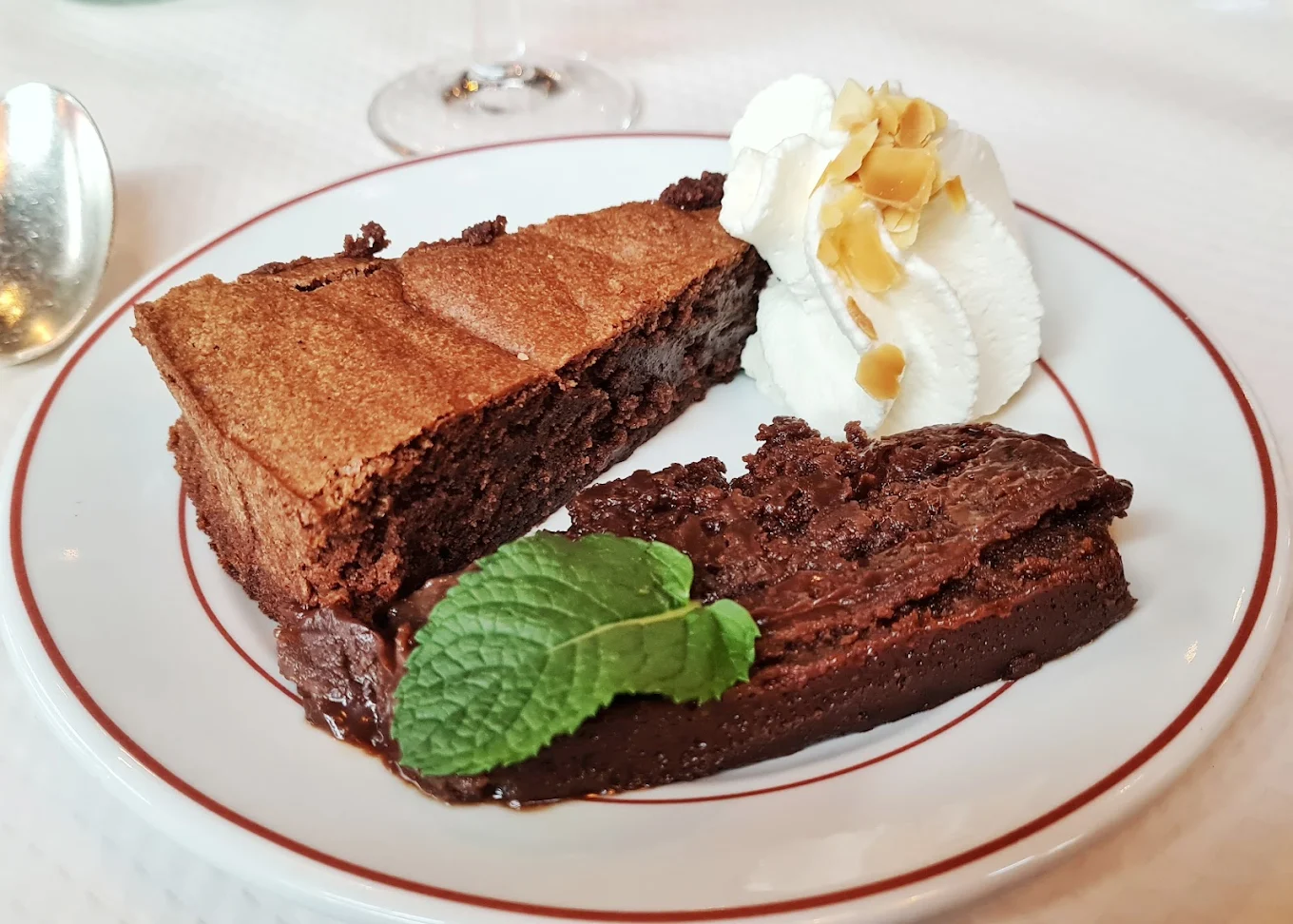 Le Relais de l'Entrecôte restaurant in Genève, Switzerland reviews by Anjelika Lours' Kour @globalnewyorker