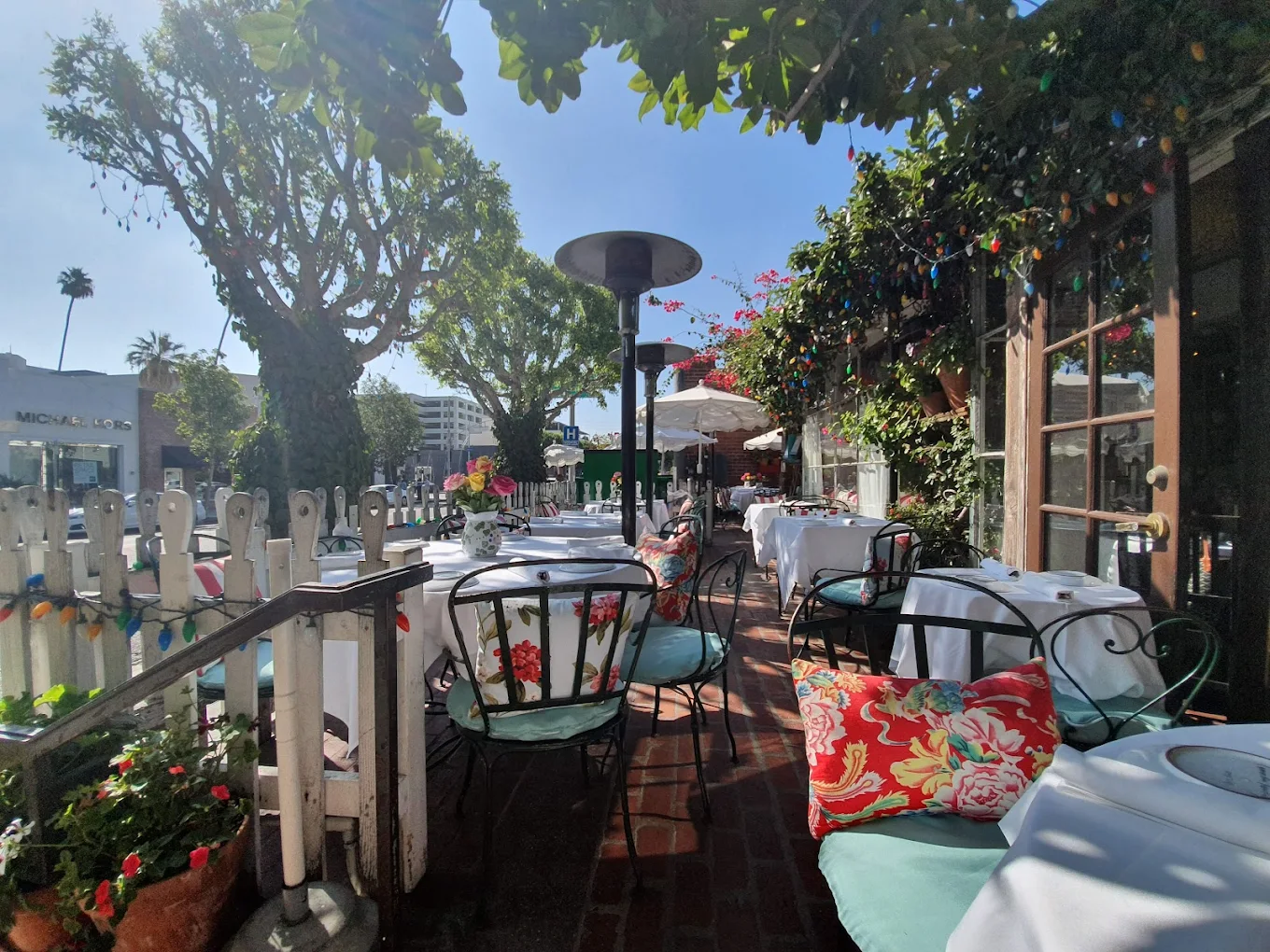 The Ivy restaurant in Los Angeles, CA, reviews by Anjelika Lours' Kour @globalnewyorker